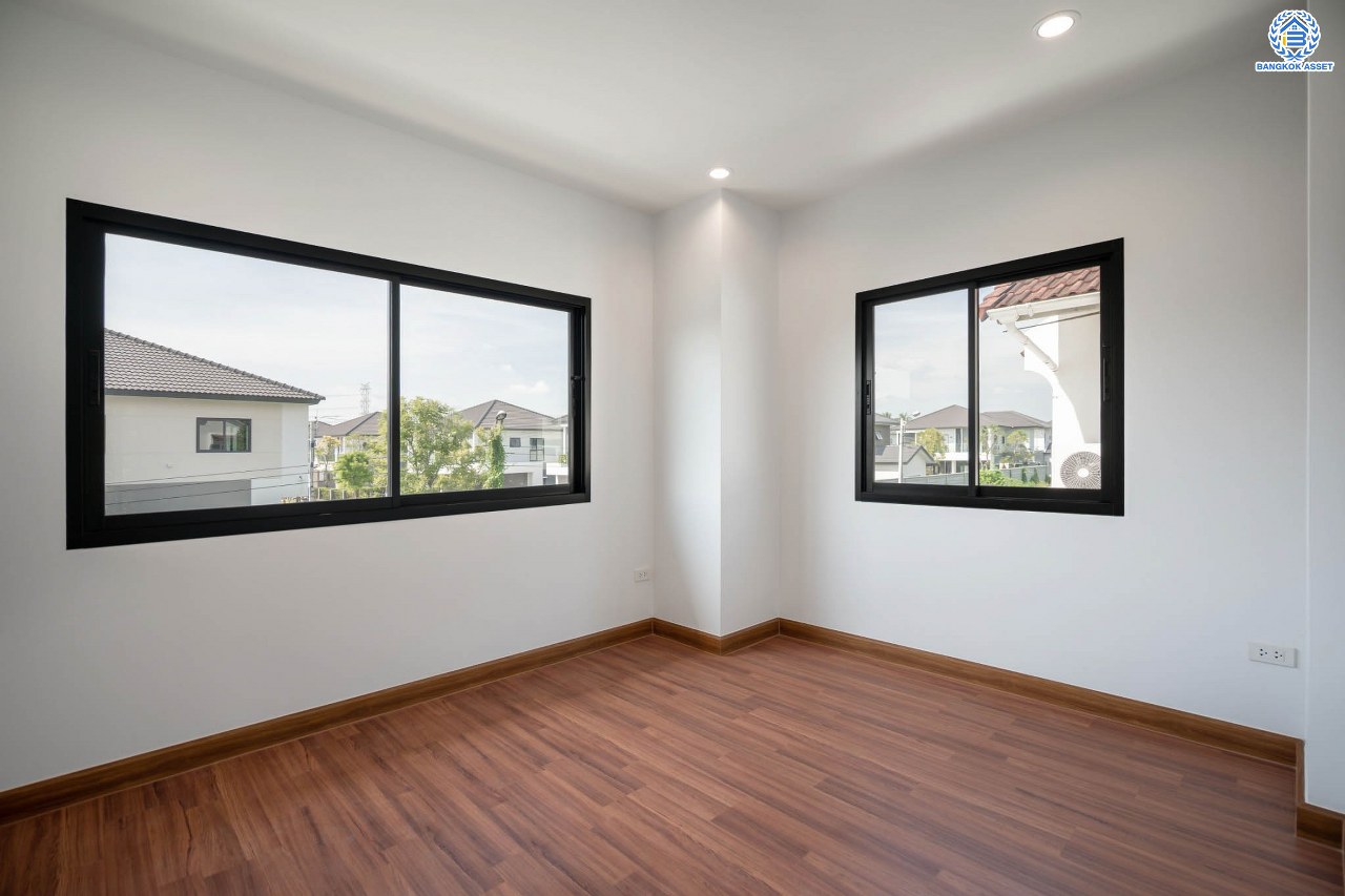 บ้านมือสองตกแต่งใหม่ โครงการ บ้านสวนดอกไม้ ปิ่นเกล้า เนื้อที่ 72.7 ตร.ว. บนพื้นที่ใช้สอยถึง 202 ตร.ม. ฟังก์ชันจัดเต็ม 3 ห้องนอน 3 ห้องน้ำ จอดรถได้ 4 คัน บนทำเลเชื่อมต่อเมืองอย่างรวดเร็ว ใกล้ทางคู่ขนานลอยฟ้าบรมราชชนนี ทางด่วน "กาญจนาภิเษก" ม.มหิดล และเซ็นทรัลปิ่นเกล้า